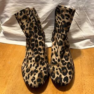 New.  J Renee’. Sz 7.5 fabric leapord print ankle boots with zippers n golden